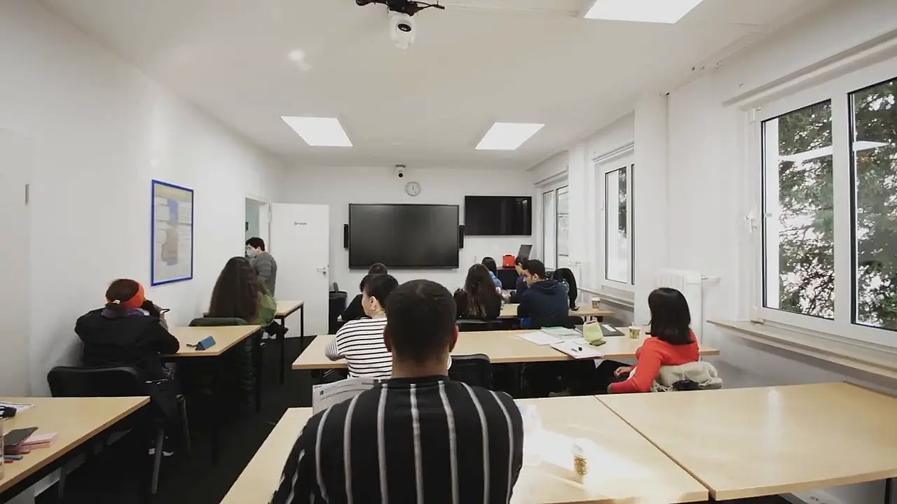 Lesson in a Bonnlingua classroom in Bonn